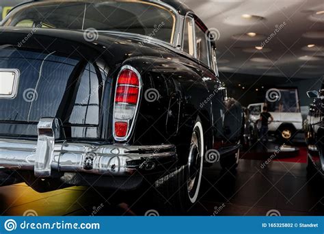 Vista laterale di un'auto sportiva moderna