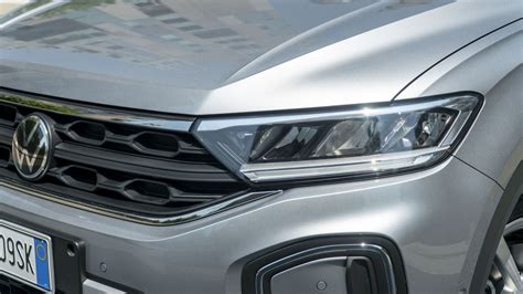Dettaglio del frontale della Volkswagen T-Roc con fari LED e griglia cromata