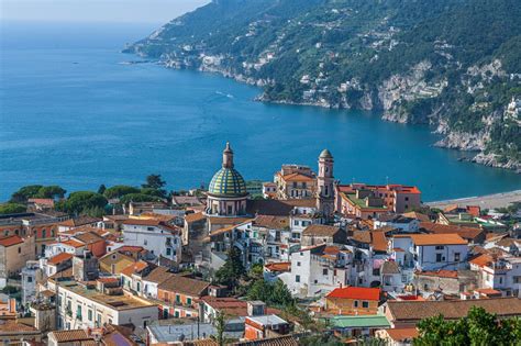 Una Fiat 500L moderna parcheggiata in una strada pittoresca di Vietri sul Mare.