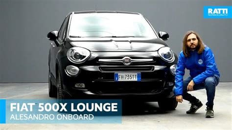 Interni moderni e spaziosi di una Fiat 500L.
