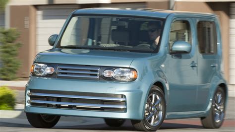 Nissan Cube in contesto urbano