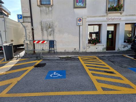 Stalli di parcheggio disegnati su una banchina stradale