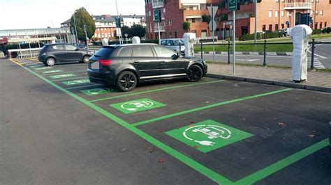 Parcheggio per auto elettriche strisce verdi
