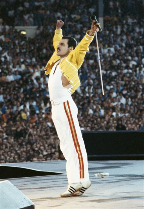 Freddy Mercury con le adidas Samba sul palco