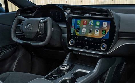 Dettaglio plancia e schermo infotainment Lexus RX