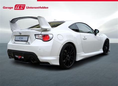 Toyota GT86 su strada innevata con catene