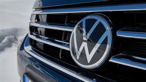 Sensori radar e telecamera anteriore integrati nella calandra di un veicolo Skoda
