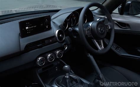 Interni Mazda MX-5 con display infotainment