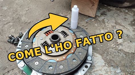 Meccanico che utilizza un centratore per installare correttamente il disco frizione Valeo