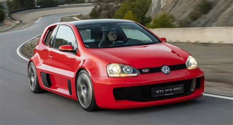 Vista laterale della Volkswagen Golf GTI W12-650 con prese d'aria