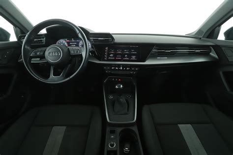 Interni dell'Audi A3 di quarta generazione con display digitale