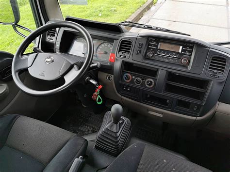 Interni del Nissan Cabstar, con enfasi sulla posizione di guida e la strumentazione