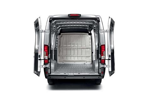 Illustrazione del vano di carico spazioso del Nissan NV200 con esempi di utilizzo