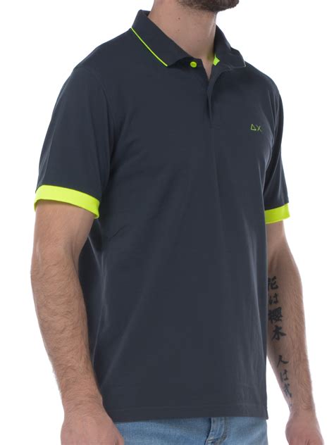Dettagli di una polo: orli e logo