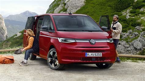 Volkswagen Multivan parcheggiato in montagna