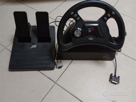 Volante per videogiochi con pedaliera