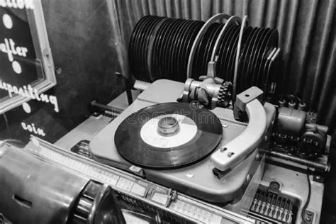 Meccanismo interno di un jukebox con dischi