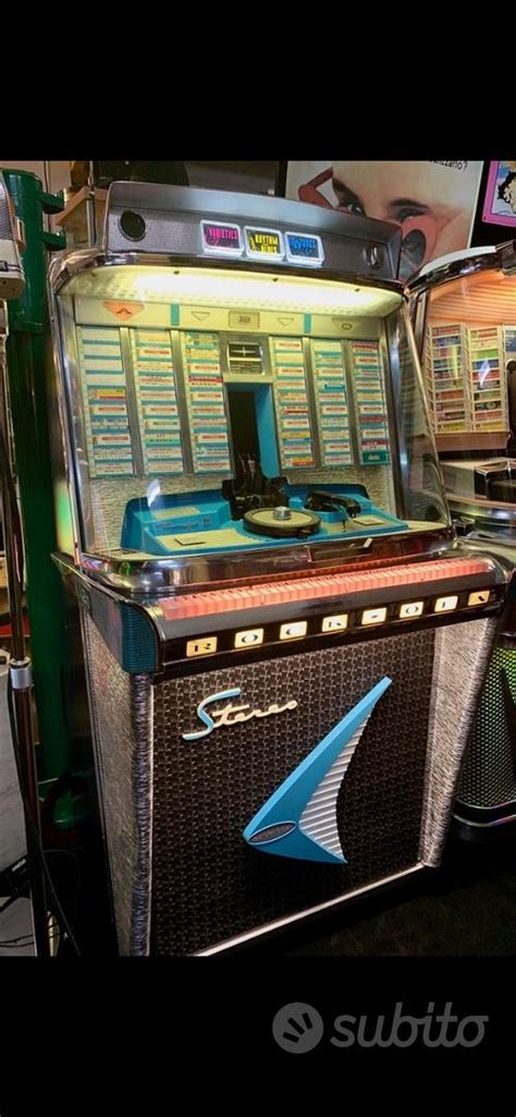 Interno di un jukebox con dischi a 45 giri