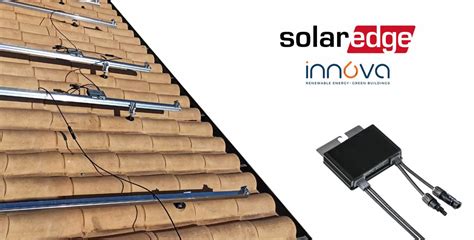 Dettaglio di un ottimizzatore di potenza SolarEdge collegato a un pannello fotovoltaico