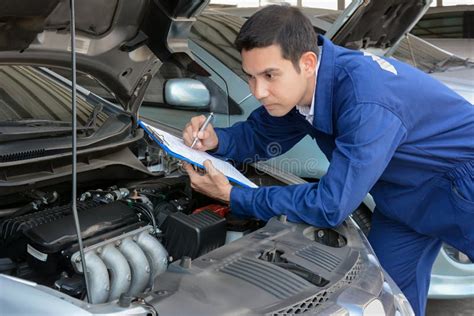 Tecnico auto che controlla guarnizioni