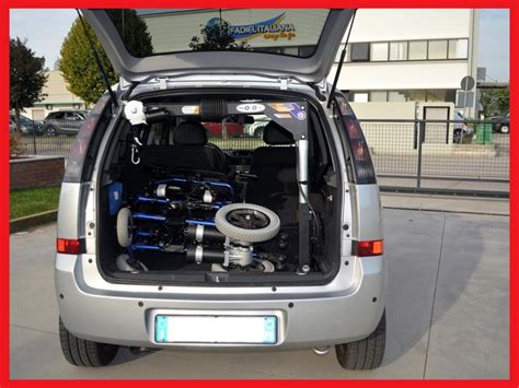 Interni di un'auto adattata per il trasporto in carrozzina