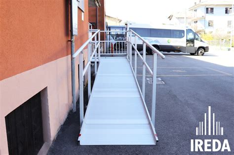 Rampa di accesso elettrica per auto disabili