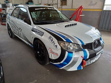 Esempio di Subaru Impreza N12B con fari modificati