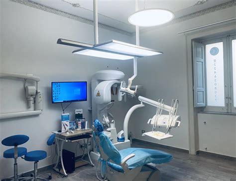 Studio dentistico moderno con attrezzature all'avanguardia