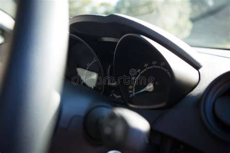 Interno di un'automobile con il volante in primo piano