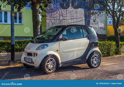 Una piccola utilitaria parcheggiata in una strada cittadina