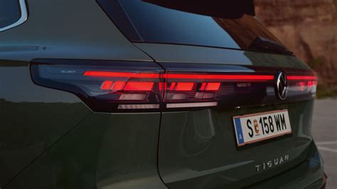 Volkswagen Tiguan posteriore con luci accese
