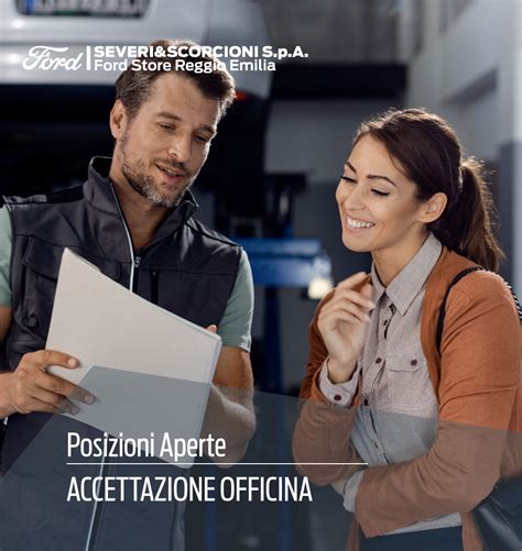 Accettatore in officina mentre parla con un cliente