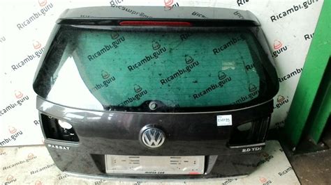 Volkswagen Passat con portellone posteriore aperto elettricamente