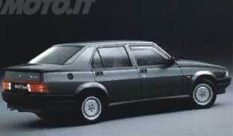 Immagine stilizzata di un'Alfa Romeo 75 d'epoca