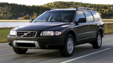 Volvo XC70 su strada innevata con indicazione sistema AWD attivo