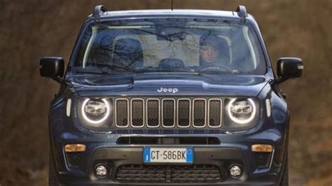 Dettagli del frontale della Jeep Renegade con fari circolari