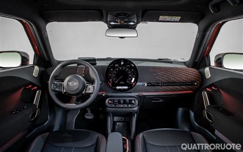 Interni della MINI Aceman con display circolare