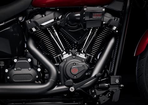 Dettaglio del motore di una Harley-Davidson Forty-Eight con evidenziata l'area della frizione