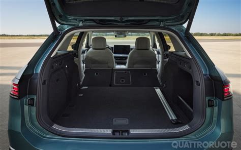 Volkswagen Passat B8 interni con tablet posteriore