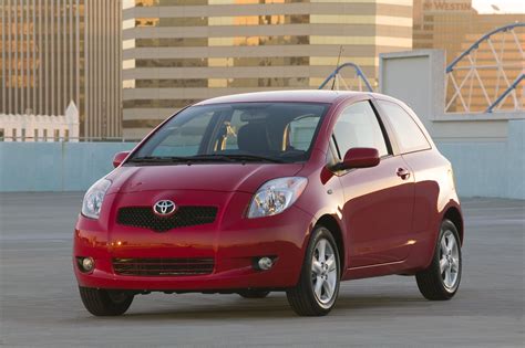 Toyota Yaris 2007 con evidenziate le fasce laterali