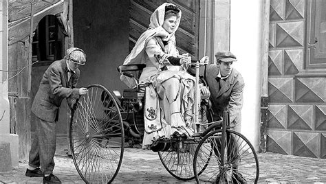 Bertha Benz al volante della prima automobile