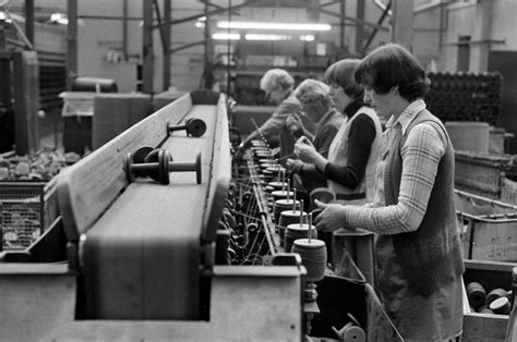 Donne al lavoro nell'officina automobilistica