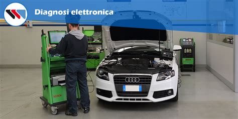 Tecnico che esegue una diagnosi elettronica del veicolo