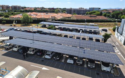 Pannelli fotovoltaici su parcheggio per ricarica mezzi elettrici