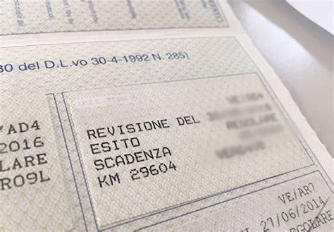 Targa dell'auto con data di scadenza della revisione