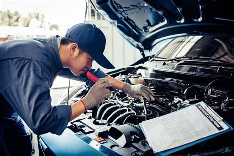 Meccanico che esegue un controllo tecnico sull'auto
