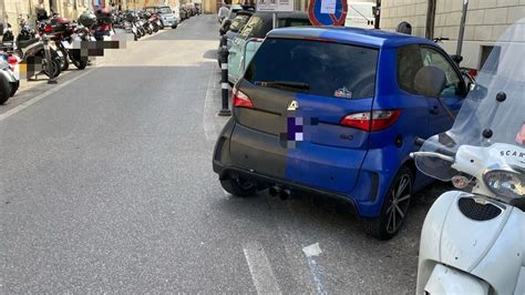 Microcar parcheggiate in un centro assistenza