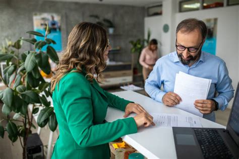 Uomo che parla con consulente finanziario in concessionaria