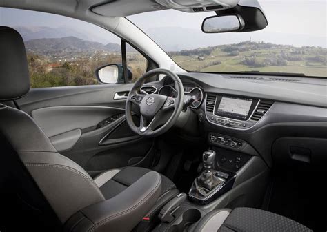 Interni Opel Crossland X con schermo touchscreen