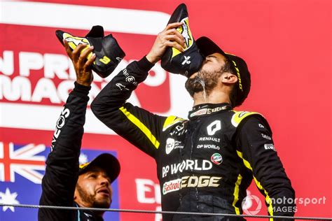 Daniel Ricciardo celebra sul podio con la tuta Renault